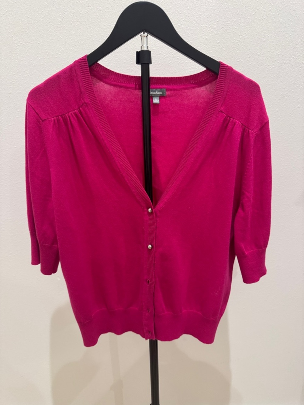 Neiman Marcus Bright Fuchsia Short-Sleeve V-Neckβ Button Cardigan